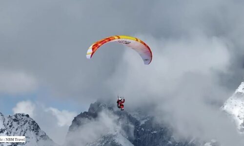 Chinese paraglide on Everest Honored